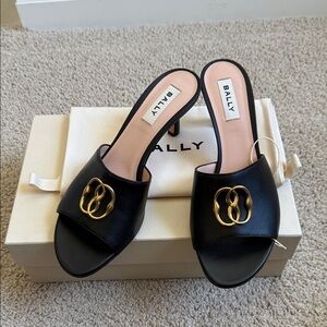 Bally Black Leather Open-Toe Mules with Gold Chain Accent size 9 1/2–40